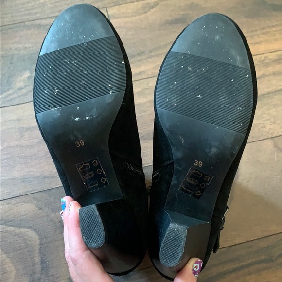 Le Chateau black booties: size 39 (size 9 woman’s) - Picture 4 of 6